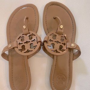 Tory Burch MILLER SANDAL, PATENT LEATHER